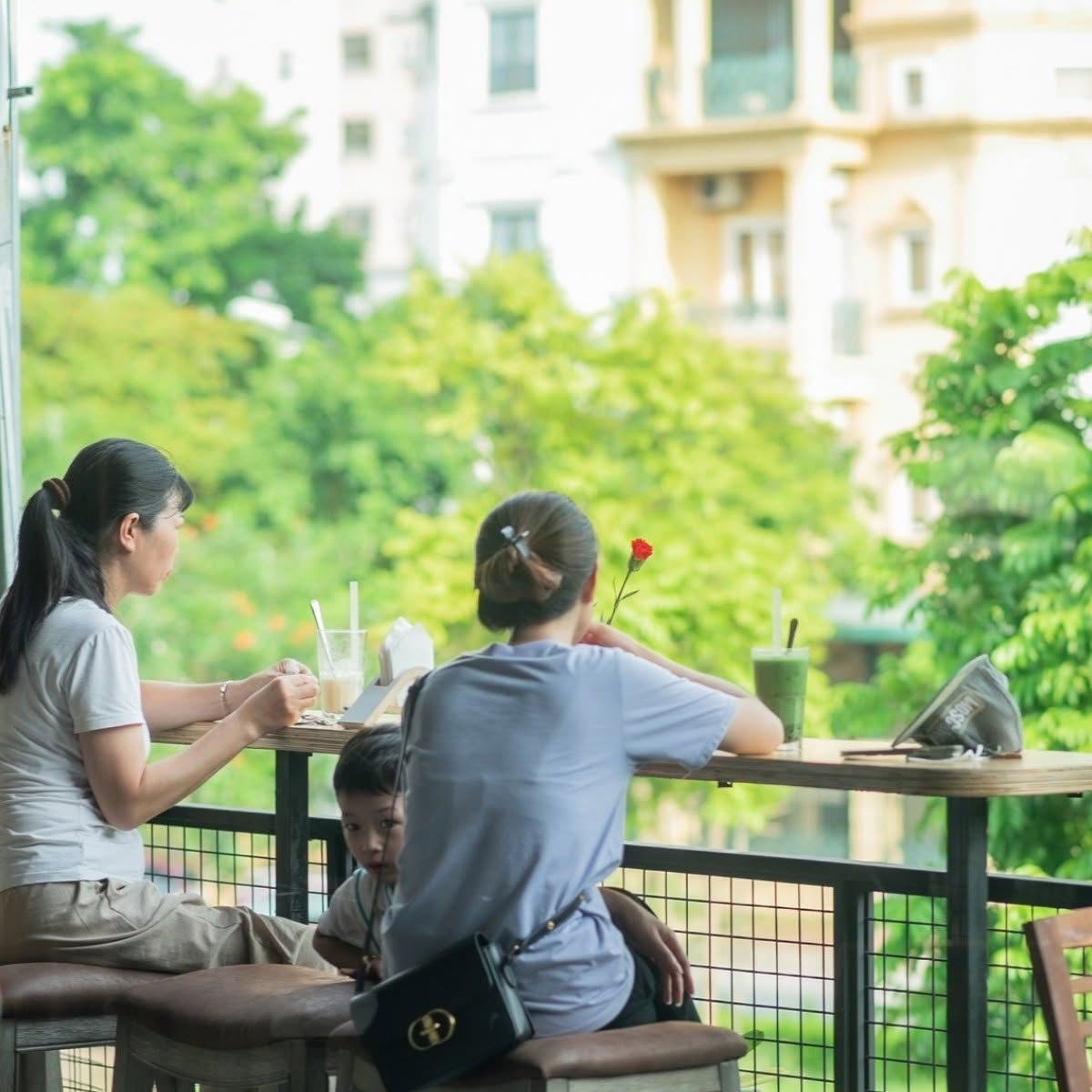 Ban công cafe